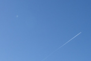 Morten 19 mars 2022 - Jetflyet og det andre flyet over Høyenhall. Det andre flyet er prikken oppe i venstre hjørnet
