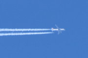 Morten 19 mars 2022 - Jetflyet og det andre flyet over Høyenhall, piloten legger seg i posisjon og det er noe gult på halen
