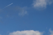 Morten 19 november 2022 - Jetflyet og månen over Høyenhall, du ser månen nede til høyre