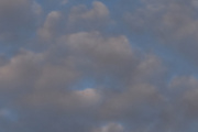 Morten 12 oktober 2022 - SAS og Norwegian møtes over Høyenhall, men rett under Norwegian ser du toppen av månen bak en sky