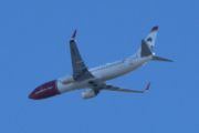 Morten 18 oktober 2022 - LN-DYK over Høyenhall, takket være helten så ser jeg at det er Norwegian Air Shuttle AOC som kommer med sin Boeing 737-8JP som er over 11 år gammelt og heter Carl Larsson