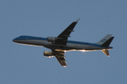 Morten 30 oktober 2022 - KLM over Høyenhall, morgensolen kommer, men du er litt for langt unna
