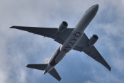 Morten 15 september 2022 - A7-BFG over Høyenhall, det er Qatar Airways Cargo som kommer med sin 777-FDZ som er akkurat 8 år gammel og er malt med Moved by People