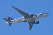 Morten 19 september 2022 - A7-BFE over Høyenhall, det er Qatar Airways Cargo som kommer med sin Boeing 777-FDZ som er over 9 år gammelt og heter ام عبيرية