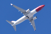 Morten 1 april 2023 - LN-DYM over Høyenhall, det er Norwegian Air Shuttle AOC som kommer med sin Boeing 737-8JP som er over 12 år gammelt og heter Andre Bjerke