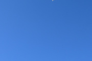 Morten 1 april 2023 - LN-NIQ over Høyenhall, det er Norwegian Air Shuttle AOC som passerer Piper PA-31-350 Navajo Chieftain