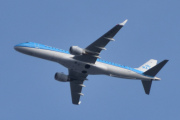 Morten 12 april 2023 - PH-EZV over Høyenhall, det er KLM Cityhopper som kommer med sin Embraer ERJ-190-100 som er over 11 år gammelt