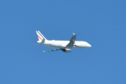 Morten 28 april 2023 - Air France over E6 ved Kløfta, bilde er tatt gjennom frontruta i 110 km i timen
