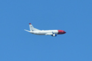 Morten 28 april 2023 - Norwegian over E6 ved Gardermoen, bilde er tatt gjennom frontruten i fart