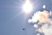 Morten 29 april 2023 - Stort fly over Høyenhall, kan det være et militært transportfly vi for sammen med solen?