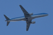 Morten 5 april 2023 - PH-EZZ over Høyenhall, det er KLM Cityhopper som kommer med sin Embraer ERJ-190STD som er over 9 år gammelt - God påske