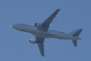 Morten 9 april 2023 - EC-JTQ over Høyenhall, det er Vueling Airlines som kommer med sin Airbus A320-214 som er over 16 år gammelt og heter Vueling, que es gerundio!