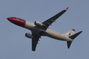 Morten 1 august 2023 - LN-DYM over Høyenhall, det er Norwegian Air Shuttle AOC som kommer med sin Boeing 737-8JP som er fra 2011 og heter Andre Bjerke. Jeg siterer: Jarl André Bjerke var en norsk forfatter, gjendikter, lyriker og sjakkspiller som ble toneangivende i efterkrigstidens norske litteratur- og sprogdebatt, henholdsvis som forkjemper for tradisjonell verseform og riksmålssaken