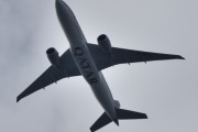 Morten 17 august 2023 - A7-BFH over Høyenhall, det er Qatar Airways Cargo som kommer med sin Boeing 777-FDZ fra 2015 og heter وعبد لبارق. Jeg skal prøve å sitere. Bariq er et saudisk guvernement som ligger i Asir-regionen sørvest i kongeriket Saudi-Arabia , omtrent 120 kilometer nord for byen Abha