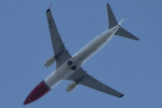 Morten 21 august 2023 - SE-RRN over Høyenhall, det er Norwegian Air Sweden AOC som kommer med sin Boeing 737-8JP fra 2011 og heter Karen Blixen. Den så jeg første gang 9 september 2022, men nå må vi sitere. Karen von Blixen-Finecke var en dansk dikter, forfatter og storyteller som også skrev under pseudonymene Isak Dinesen, Osceola og Pierre Andrézel. Hun betraktet seg selv som historieforteller og sammenlignet seg med Sjeherasad som i Tusen og en natts eventyr forteller kalifen Shahryar eventyr