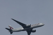 Morten 3 august 2023 - A7-BFZ over Høyenhall, det er Qatar Airways Cargo som kommer med sin Boeing 777-F som er fra juni 2021. Legg også merke til fuglen rett over flyet