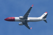 Morten 3 august 2023 - LN-DYK over Høyenhall, det er Norwegian Air Shuttle AOC som kommer med sin Boeing 737-8JP som er fra 2011 og heter Carl Larsson som jeg har diktert før. Første gang jeg så denne var 25 august 2021, men jeg begynner å lære meg haleheltene bedre... Dette er også mitt siste bilde av flyet, Norwegian selger den i februar 2024