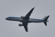 Morten 6 august 2023 - PH-EZP over Høyenhall, det er KLM Cityhopper som kommer med sin Embraer ERJ-190STD som er fra 2010. Første gangen jeg tok bilde av denne var 2 juni 2018