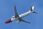 Morten 9 august 2023 - LN-NHG over Høyenhall, det er Norwegian Air Shuttle AOC som kommer med sin Boeing 737-8JP som er fra 2015. Mitt første bilde av den er 19 mai 2020 og da fløy den under Norwegian Air Sweden som SE-RRH