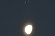 Morten 2 desember 2023 - Stort fly og månen over Høyenhall, vi nærmer oss, men det er fremdeles for tidlig