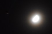 Morten 20 desember 2023 - Stort fly og månen over Høyenhall om natten, litt for mye til venstre, men du er tilgitt