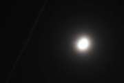 Morten 20 desember 2023 - Stort fly og månen over Høyenhall om natten, men en jetflystripe og månen, det ble bra
