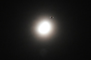 Morten 20 desember 2023 - Stort fly og månen over Høyenhall om natten, dem er på vei til varmere strøk og mindre snø