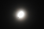 Morten 20 desember 2023 - Stort fly og månen over Høyenhall om natten, men dem dukker opp igjen :-)