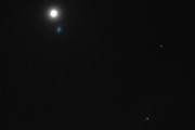Morten 23 desember 2023 - Stort fly over Høyenhall på natten, vi har flyet under og månen med en stjerne over