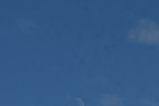 Morten 25 juli 2023 - Stort fly og månen over Høyenhall, nå ser jeg at det er noen flekker på speilhuset igjen