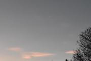 Morten 20 desember 2023 - Norwegian over Høyenhall, sånn ser det ut når et fly kommer inn. Det er fantastiske skyer også i kveld