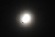 Morten 20 desember 2023 - Stort fly og månen over Høyenhall om natten
