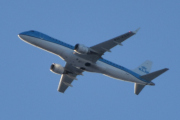 Morten 28 februar 2023 - PH-EZD over Høyenhall, det er KLM Cityhopper som kommer med sin Embraer 190STD som er over 13 år gammelt