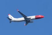 Morten 14 juli 2023 - LN-DYM over Høyenhall, jeg kjente igjen helten på halen. Det er Norwegian Air Shuttle AOC som kommer med sin Boeing 737-8JP som er over 12 år gammelt og heter Andre Bjerke. Jeg siterer: Jarl André Bjerke var en norsk forfatter, gjendikter, lyriker og sjakkspiller som ble toneangivende i efterkrigstidens norske litteratur- og språkdebatt, henholdsvis som forkjemper for tradisjonell verseform og riksmålssaken