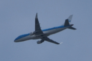 Morten 1 juni 2023 - KLM over Høyenhall, klokken er 13.36. Jeg siterer: KLM Royal Dutch Airlines er et nederlandsk flyselskap, og fungerer som Nederlands flaggbærende sådan. Selskapet ble grunnlagt i 1919. I 2004 fusjonerte KLM med Air France til Air France-KLM, selv om begge selskapene fortsatt driver under eget navn, men samarbeider tett