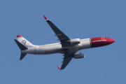 Morten 1 juni 2023 - LN-ENR over Høyenhall, det er Norwegian Air Shuttle AOC som kommer med sin Boeing 737-8JP som er over 5 år gammelt og heter Jan Baalsrud. Jeg siterer: Jan Sigurd Baalsrud var en norsk instrumentmaker og motstandsmann under andre verdenskrig. Han var fenrik i Kompani Linge. Han er mest kjent for sin dramatiske flukt gjennom Nord-Troms til Sverige våren 1943, en flukt som har blitt dramatisert i flere bøker og filmer