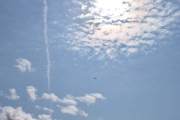 Morten 1 juni 2023 - SAS over Høyenhall, klokken er 13.43. Vi har solen og en gammel jetflystripe