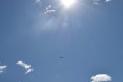 Morten 2 juni 2023 - Air France over Høyenhall, klokken er 10.59. Her fikk vi med solen og en rovfugl nede til høyre