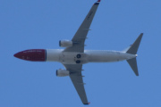 Morten 2 juni 2023 - LN-NHG over Høyenhall, klokken er 15.13. Det er Norwegian Air Shuttle AOC som kommer med sin Boeing 737-8JP som er over 7 år gammelt og har ingen helt på halen