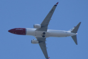 Morten 2 juni 2023 - LN-NIQ over Høyenhall, det er Norwegian Air Shuttle AOC som kommer med sin Boeing 737-86N som er over 12 år gammelt og heter Max Manus. Jeg siterer: Maximo Guillermo Manus, bedre kjent som Max Manus, var en norsk motstandsmann under andre verdenskrig og løytnant i Kompani Linge, senere bedriftsleder