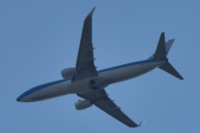 Morten Sankthansaften 23 juni 2023 - PH-HSD over Høyenhall, det er KLM Royal Dutch Airlines som kommer med sin Boeing 737-8K2 som er over 12 år gammelt og heter Groene Specht / Green Woodpecker. Jeg siterer: Grønnspett er en fugleart i spettefamilien. Grønnspetten er standfugl i hele utbredelsesområdet sitt, som omfatter det vestre og sørvestre Asia, samt det meste av Europa