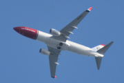 Morten 30 juni 2023 - SE-RRJ over Høyenhall, det er Norwegian Air Sweden AOC som kommer med sin Boeing 737-8JP som er over 5 år gammelt og heter Jens Moe. Jeg siterer: Jens Moe var en norsk lege som var pionér i utviklingen av den sivile luftambulansetjenesten i Norge. Sammen med andre ildsjeler tok han initiativ til etableringen av Stiftelsen Norsk Luftambulanse i 1977, og var i mange år organisasjonens leder