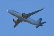 Morten 4 juni 2023 - EC-NAY over Høyenhall, det er Vueling som kommer med sin Airbus A320-271N som er over 4 år gammelt. Jeg siterer: Vuelings Airbus A320 har plass til 180 passasjerer i én konfigurasjon i økonomiklasse. Vueling tilbyr imidlertid seter som har ekstra komfort for de som er villige til å betale litt ekstra