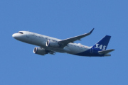 Morten 5 juni 2023 - SE-ROJ over Hakadal, jeg tror det er SAS Scandinavian Airlines som kommer med sin Airbus A320-251N fra november 2019 og heter Skule Viking. Siden jeg er veldig usikker så siterer jeg ikke