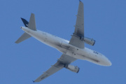 Morten 8 juni 2023 - OY-KBP over Høyenhall, det er SAS Scandinavian Airlines som kommer med sin Airbus A319-132 som er over 16 år gammelt og heter Viger Viking. Jeg siterer: Dette er navn med opprinnelse i vikingtiden og middelalderen, mer fant jeg ikke ut