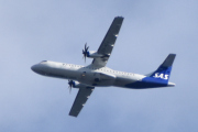 Morten 17 mai 2023 - ES-ATJ over Høyenhall, klokken er 16.48. Endelig en som jeg er sikker på. Det er SAS Scandinavian Airlines som kommer med sin ATR 72-600 som er over 10 år gammelt og heter Njal Viking. Jeg siterer: Navnet Njal ble tatt i bruk som en form av det irske navnet Niall av vikinger som herjet og bosatte seg i Irland i vikingtiden