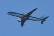 Morten 17 mai 2023 - KLM over Høyenhall, klokken er 08.17. Ikke lenge etterpå så kommer KLM Cityhopper med det jeg tror er en Embraer