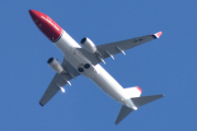 Morten 17 mai 2023 - LN-NIK over Høyenhall, klokken er 17.57. Det er Norwegian Air Shuttle AOC som kommer med sin Boeing 737-8FZ som er over 18 år gammelt og hadde helten Alf Prøysen på halen. Men jeg kan ikke se noen helt på halen nå