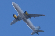 Morten 2 mai 2023 - EC-KRH over Høyenhall, det er Vueling som kommer med sin Airbus A320-214 som er 15 år gammelt og heter Vueling me softly. Jeg siterer noe jeg har lest: Noen flyselskaper liker å navngi sine individuelle fly. Qantas, for eksempel, har jetfly kalt "Longreach", "Boomerang" og til og med "Skippy". Vueling gjør det også, og tildeler flyene sine ordspill-ladede monikere, mine favoritter er "Air Force Juan" og "Ich bin ein Vuelinger". Mens vi taxier ut til rullebanen i Bilbao, oppdager jeg imidlertid et annet Vueling-jetfly på forkleet, med navnet stolt vist nær cockpiten: «Vueling me softly». Det virker som et merkelig valg gitt ordet Vueling er ment å rime på