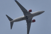 Morten 25 mai 2023 - LN-TUM over Høyenhall, det er SAS Scandinavian Airlines som kommer med sin Boeing 737-705 som er over 21 år gammelt og heter Øystein Magnusson. Jeg siterer: Øystein I Magnusson, født 1088, død 29. august 1123 på Hustad, var konge av Norge 1103 – 1123. I november 2023 selger SAS flyet til Canadian North